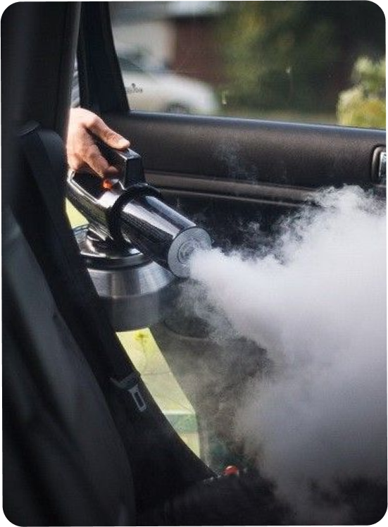 Озонатор під час обробки салону авто для видалення запахів